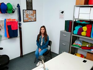 Brünette, die Süße stiehlt, wollte nicht mit einem alten Wachmann