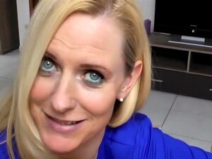 Blauäugige HEISSE MAMA beim Ficken,