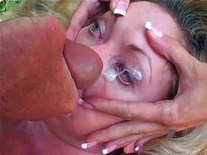 Heiße blonde MILF mit großen Titten bekommt