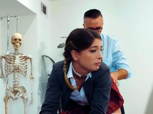 Lehrerin setzt Schulmädchen Kristen Scott an ihren Platz