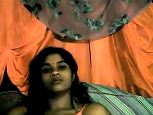 Beauté indienne sombre strip-tease