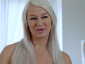 Stiefmama mit großen Titten und ihre süße Stieftochter küssen sich