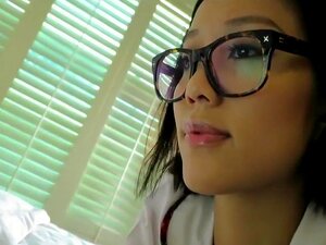 Erstaunlich heiße Schulmädchen masturbiert, bevor sie fickt, dieses