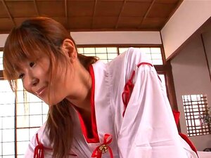 Asiatische Schlampe hat eine heiße Zeit, während sie sich mit einem