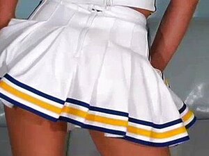 Cheerleaderin Renee hebt ihren Rock für dich hoch