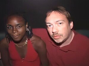 Süße schwarze Hure lebt ihren Pornotraum in einem Pornotheater aus