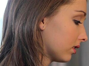 18-jährige Busty Buffy spielt mit Melonen und Muschi