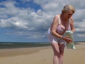 Frau läuft am Strand
