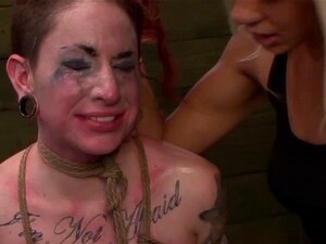 Gebonden getatoeëerde lesbische slaaf. Gebonden getatoeëerde
