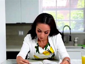 Seksikäs äitipuoli, jota haluaisin panna anaalipanoon naapurin