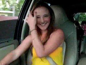 Süße Rothaarige mit blitzenden Titten bei einer Sexfahrt