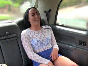 La langue percée d'un chauffeur de taxi lèche une brune