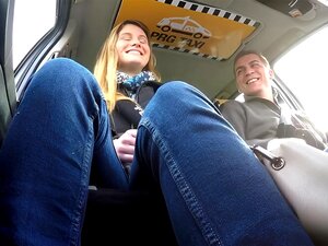  Der Taxifahrer hat eine frische Blondine abgeholt. Die Kellnerin