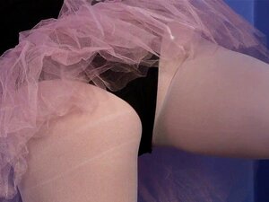 Schwanzhungrige Ballerinas lutschen Schwänze von glücklichen Kerlen.