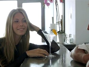 Pirteä blondi kaunotar panee baarimikkoa