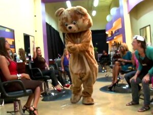 Права црна аматерка добија сперму по