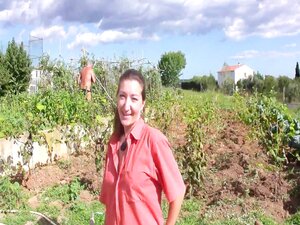 Sex im Obstgarten mit einem vollbusigen Amateurmädchen