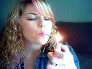 Süße Blondine raucht 120's, Livecam raucht neblige 120's