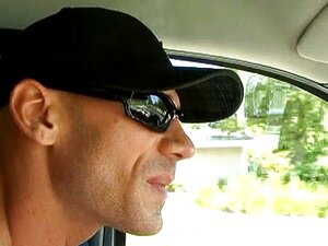 Ficken der Cuckold-Frau auf der Couch