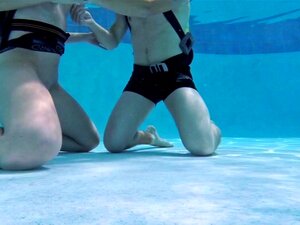 Minnie Manga bläst und fickt im Pool