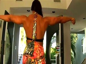 Aziani Iron Amber Deluca Amazon Bodybuilder mit riesiger Klitoris