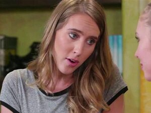 Ihana Clien Lena Paul saa mehukkaan pillunsa nuolluksi C:n toimesta.