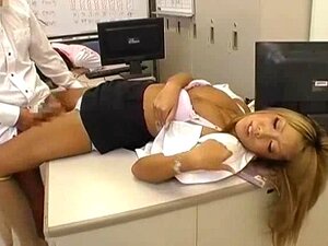 Chef fickt Mädchen auf dem Bürotisch