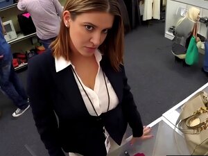 Heiße MILF mit riesigen Naturtitten wird für Geld in einem echten