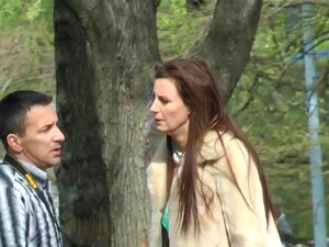 Högklackad mogen kvinna plöjd på golvet, brittisk högklackad