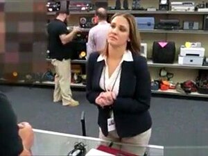 Riesentitten Business Lady wird vom Pawnshop Keeper gefickt,