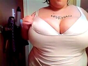 Große schöne Frau hat ihren Verbündeten erwischt