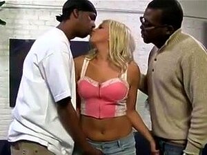 Blonde Bimbo bekommt ein schwarzes Sandwich, schön aussehende blonde