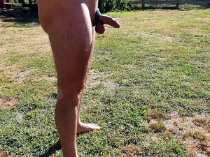 Pissen beim Spazierengehen mit halbsteifem