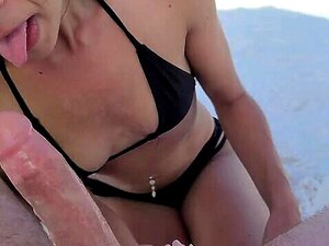 Heiße zierliche Latina-Babe gibt einen schlampigen Blowjob am Strand.