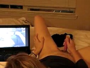 Olivia masturbiert, während sie wichsende Jungs beobachtet