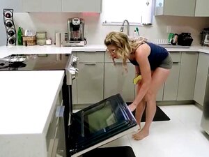 Mijn stiefzoon geneukt mij terwijl ik in de oven