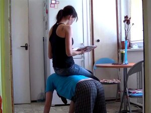 Junge wird von strenger Femdom-Herrin dominieren, die ihre Hände und