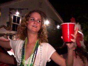 Rohe mädchen nackt auf den straßen von key west florida gegangen