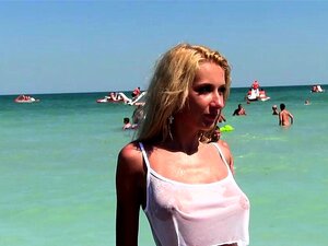 Großtittige heiße topless MILFs Voyeur Beach Amateurvideo