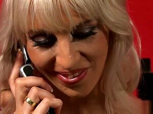 Blonde MILF wird durch die Paces gefickt, während er sie fesselt und