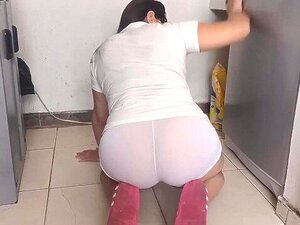 Bruine baas vingert babysitter's kameeltoe terwijl hij huiswerk doet
