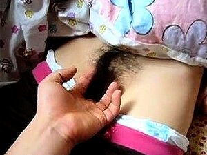 Süße asiatische Süße bekommt ihre enge, behaarte Fotze in POV