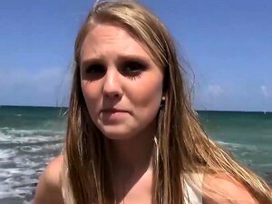 Amateur-Süße wird am Strand aufgegabelt und in einem Van gefickt