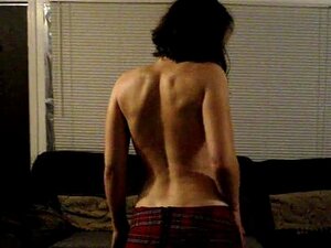 Жена се показује са ампулом, пали се.,