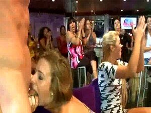 12 MILFs deviennent folles de bite à la fête cfnm22