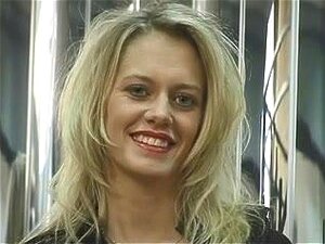 Begehrliche Blondine weitet ihre Scheidenlippen weit,