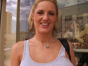 Une MILF aux courbes aime le sexe hardcore. Sa jolie chérie aux