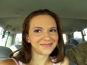 Christinas erstes Interracial-Dreier. Diese süße weiße Babe war