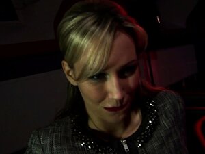 Busige Milf-Göttin in Nylons springt mit einem harten Schwanz