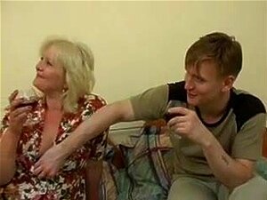 Russische reife Ehefrau lutscht und fickt frischen Boy WF